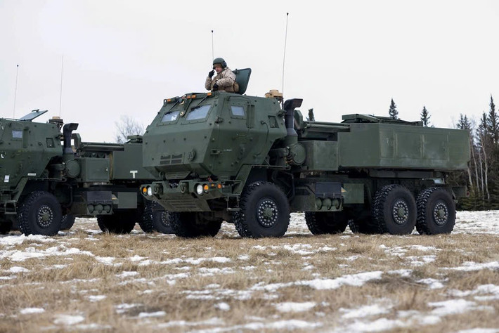 Pháo phản lực HIMARS của Lục quân Mỹ trong cuộc diễn tập bắn đạn thật tại Alaska. Hệ thống được triển khai nhằm kiểm chứng khả năng tác chiến trong môi trường Bắc Cực khắc nghiệt.
