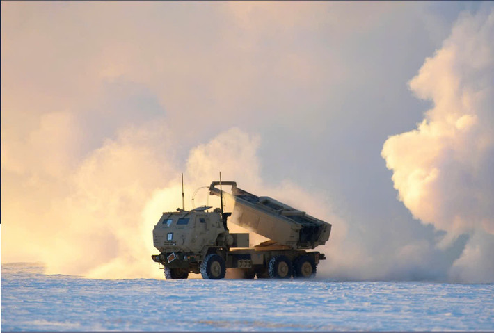 Bệ phóng HIMARS cơ động trên địa hình băng tuyết trong cuộc tập trận JPMRC, nơi nhiệt độ cực thấp gây nhiều thách thức kỹ thuật.