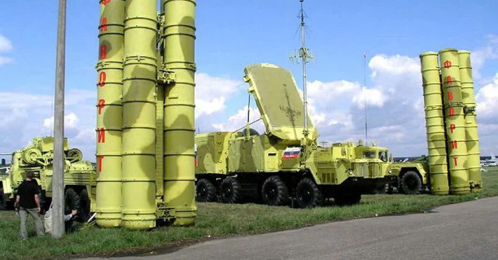 Hệ thống phòng không S-300PMU-2 khai hỏa trong một cuộc diễn tập. Đây là lá chắn phòng không tầm xa chủ lực của Iran, có khả năng đánh chặn mục tiêu ở khoảng cách tới 200–250 km và độ cao rất lớn.