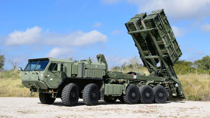 HIMARS được triển khai cơ động trên khung xe tải 6×6, giúp tăng khả năng sống sót và tái triển khai nhanh.