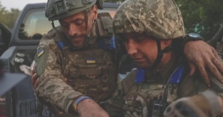 Tuy nhiên, việc tập trung lực lượng trong phạm vi hẹp khiến lực lượng dự bị Ukraine lộ hoàn toàn trước hỏa lực Nga. UAV tấn công, súng cối cơ động và ATGM phối hợp liên tục, làm suy yếu từng nhóm quân mới bước vào thị trấn.