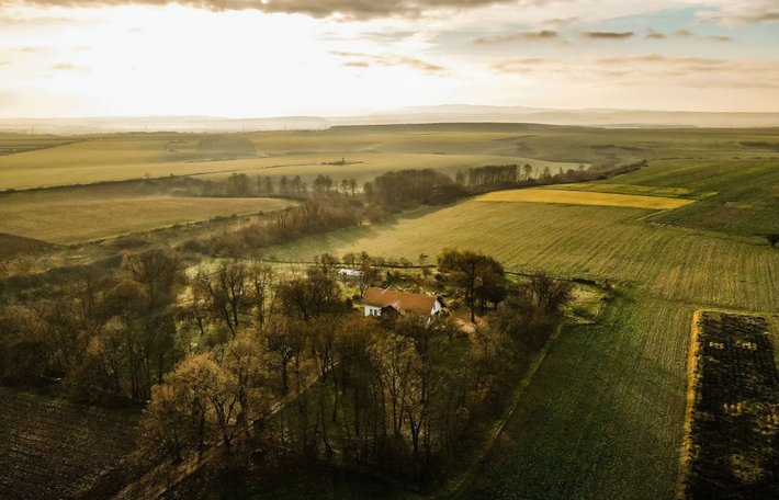Khi tiến hành khai quật gần Công xã Biharia ở quận Bihor, Crişana, Romania, các chuyên gia đến từ Bảo tàng Tarii Crisurilor bất ngờ tìm thấy quần thể chôn cất cổ xưa kỳ lạ. Ảnh: @Bảo tàng Tarii Crisurilor.