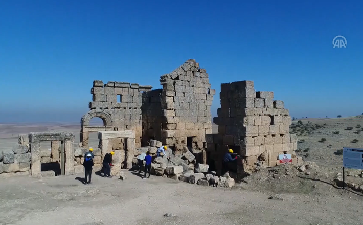 Lâu đài còn có một tháp canh và tháp phòng thủ cao 21 mét, một nhà thờ, kho chứa ngũ cốc và vũ khí, một nơi thờ cúng dưới lòng đất, một nơi trú ẩn, các ngôi mộ đá, kênh dẫn nước và 54 bể chứa nước. Ảnh: @Bộ Văn hóa và Du lịch Thổ Nhĩ Kỳ.