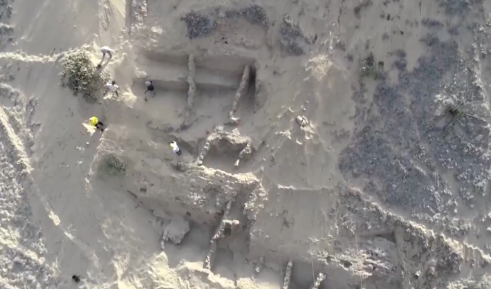 Các bức tường của ngôi đền nghi lễ cùng với hài cốt người đã được phát hiện bên dưới một cồn cát ở quận Zana, tây bắc Peru. Đây là một phần của quần thể khảo cổ Los Paredones de la Otra Banda—Las Animas. Ảnh: @Bộ Văn hóa Peru.