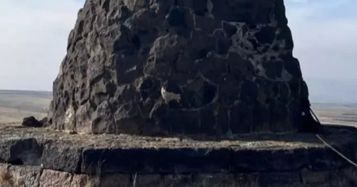 Chính vì vậy, địa điểm tháp cột đá bí ẩn này khơi gợi lên những suy đoán sâu sắc, đặt ra những câu hỏi thú vị về những câu chuyện nào đang được ẩn giấu bên trong những khối đá chồng lên nhau. Ảnh: @Bảo Tàng Quốc Gia Thổ Nhĩ Kỳ.