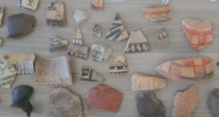 Chúng là một phần trong những bình gốm chôn cất đã bị vỡ thành các mảnh, thuộc sở hữu của người Assyria cổ từng sinh sống cách đây 3.000 năm trước dưới sự thống trị của Vương quốc Gurgum. Ảnh: @Đại học Hacettepe.