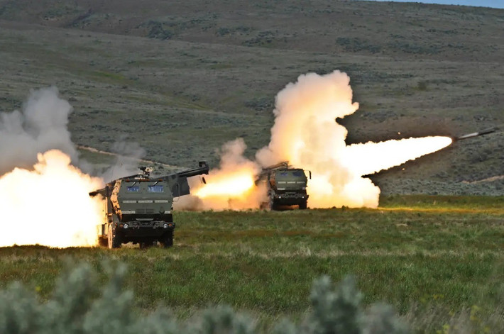 Rạng sáng 25/10, ba quả tên lửa dẫn đường GMLRS do Mỹ sản xuất được Ukraine phóng từ hệ thống HIMARS, nhắm vào đập Belgorod gần làng Grafovka, chỉ cách biên giới chưa đầy 15 km. Cuộc tấn công diễn ra trong đêm, kéo dài chưa đầy một phút nhưng khiến Nga chấn động vì mục tiêu là công trình dân sự có tính chiến lược.