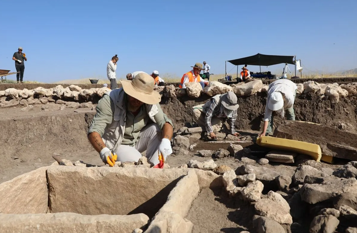 Ngoài hơn 40 bộ hài cốt, các chuyên gia còn tìm thấy hàng nghìn đồ tùy táng được chôn cất theo. Ảnh: @Buket Çağlayan.