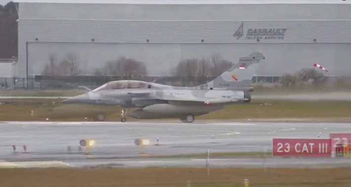 Theo zona-militar.com, ba chiếc máy bay chiến đấu Rafale F4 đầu tiên được bàn giao là phiên bản hai chỗ ngồi với số hiệu đuôi T-0301, T-0302 và T-0303. Ảnh: @ELMObrokenWings.