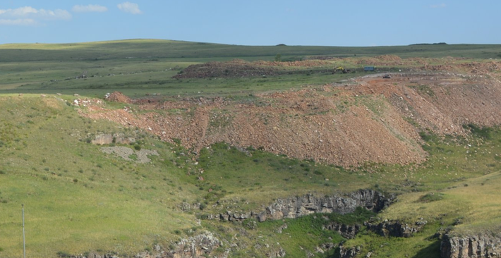 Khi tiến hành khai quật tại đỉnh đồi gần Kars, gần làng Bulanık, tỉnh Kars của Thổ Nhĩ Kỳ, các chuyên gia đến từ Bảo Tàng Quốc Gia Thổ Nhĩ Kỳ bất ngờ tìm thấy công trình kiến trúc cổ xưa bí ẩn. Ảnh: @Bảo Tàng Quốc Gia Thổ Nhĩ Kỳ.