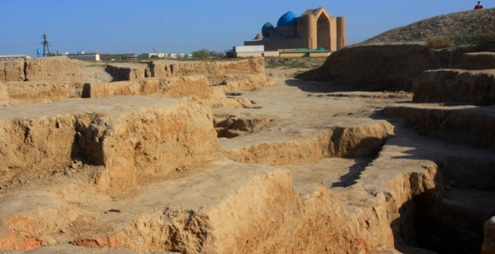 Cụ thể, nhóm chuyên gia đã phát hiện ra tàn tích của một lâu đài có hình dạng giống cây thánh giá. Ảnh: @Viện Hàn lâm Khoa học Quốc gia Kazakhstan.