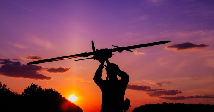 Đêm 27 rạng sáng 28/10, Thủ đô Moscow lại trở thành mục tiêu của loạt UAV tấn công, khi Nga xác nhận Ukraine mở đòn tập kích thứ hai liên tiếp chỉ trong hai đêm. Dù phòng không tuyên bố đánh chặn phần lớn, vụ việc cho thấy chiến tuyến nay đã lan sâu vào không phận từng được xem là bất khả xâm phạm.