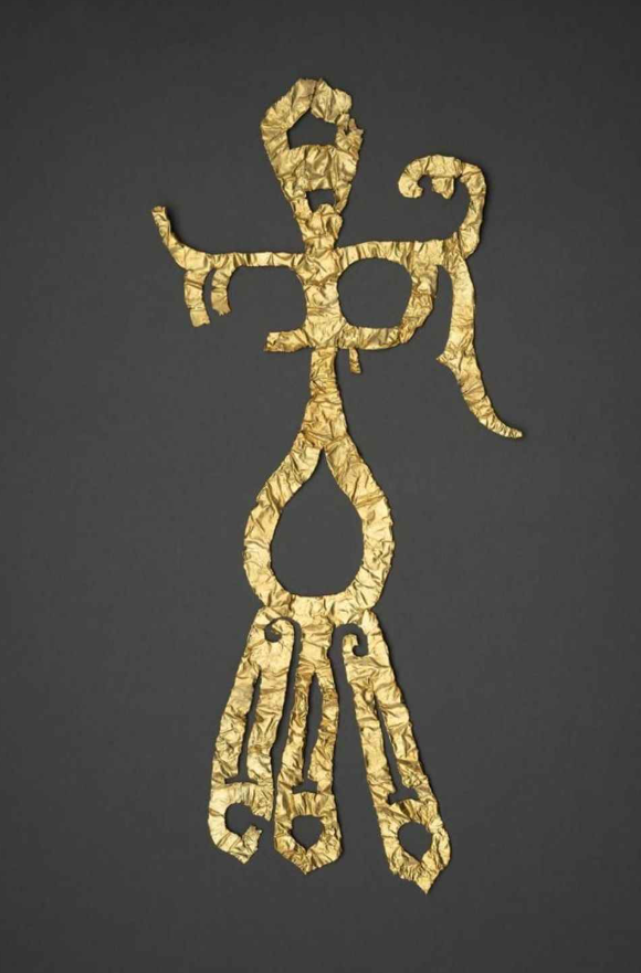 Tại địa điểm này, các chuyên gia còn tìm thấy bao gồm hai loại lụa: một loại được tìm thấy rải rác trong đống tro tàn ở một trong các hố chôn cất, và loại lụa thứ hai được tìm thấy quấn quanh các đồ vật bằng đồng. Ảnh: @Cục Di sản Văn hóa Quốc gia Trung Quốc.