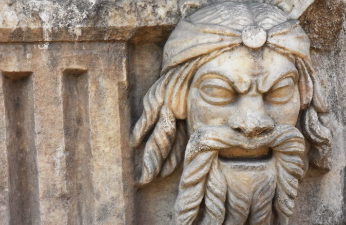 Giáo sư Tiến sĩ Bilal Söğüt, giám đốc khai quật thành phố cổ Stratonikeia cho biết: “Chúng tôi đã tìm thấy một phần lớn các chiếc mặt nạ thần được đính trang trí về cả hai lối vào bên hông tàn tích nhà hát cổ và bên ngoài khu vực sân khấu”. Ảnh: @Đại học Pamukkale.