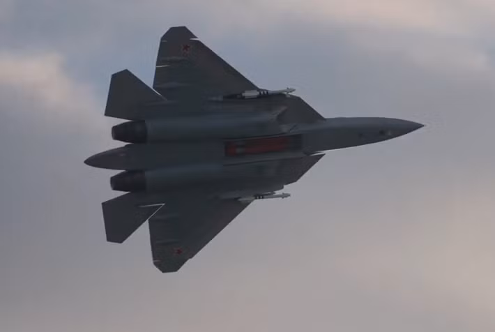 Video cũng cho thấy hai tên lửa không đối không tầm ngắn R-74 được lắp bên ngoài, cung cấp cái nhìn thoáng qua về cách máy bay phản lực này cân bằng giữa khả năng tàng hình và tính linh hoạt trong hoạt động tấn công chiến đấu. Ảnh: @OSINTWarfare.