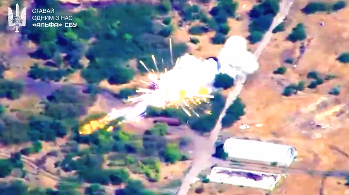 Việc SBU đưa robot vũ trang vào sử dụng là một phần của sự chuyển đổi rộng hơn trong tư thế phòng thủ của Ukraine, vốn ngày càng nhấn mạnh vào năng lực tạo mẫu nhanh và sản xuất nội địa máy bay không người lái, hệ thống không người lái và các nền tảng hỗ trợ trí tuệ nhân tạo khác. Các hệ thống này có thể được sử dụng cho trinh sát đô thị, các hoạt động rà phá bom mìn, hoặc trong các nhiệm vụ có tính rủi ro cao. Ảnh: @Cơ quan An ninh Ukraine.