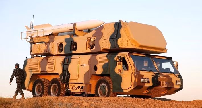 Hệ thống này được trang bị các cảm biến quang điện tử thụ động, cho phép phát hiện mục tiêu mà không cần phát sóng radar liên tục. Điều này giúp giảm nguy cơ bị đối phương phát hiện trước.