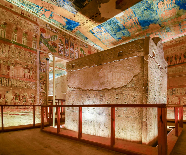 Gần đây, trong một lăng mộ Ai Cập cổ đại có niên đại khoảng 5.000 năm tuổi, các chuyên gia đến từ Hội Đồng Cổ Vật Tối Cao Ai Cập đã tìm thấy nhiều hình ảnh kỳ lạ khắc trên bức tường lăng mộ. Ảnh: @Hội Đồng Cổ Vật Tối Cao Ai Cập.