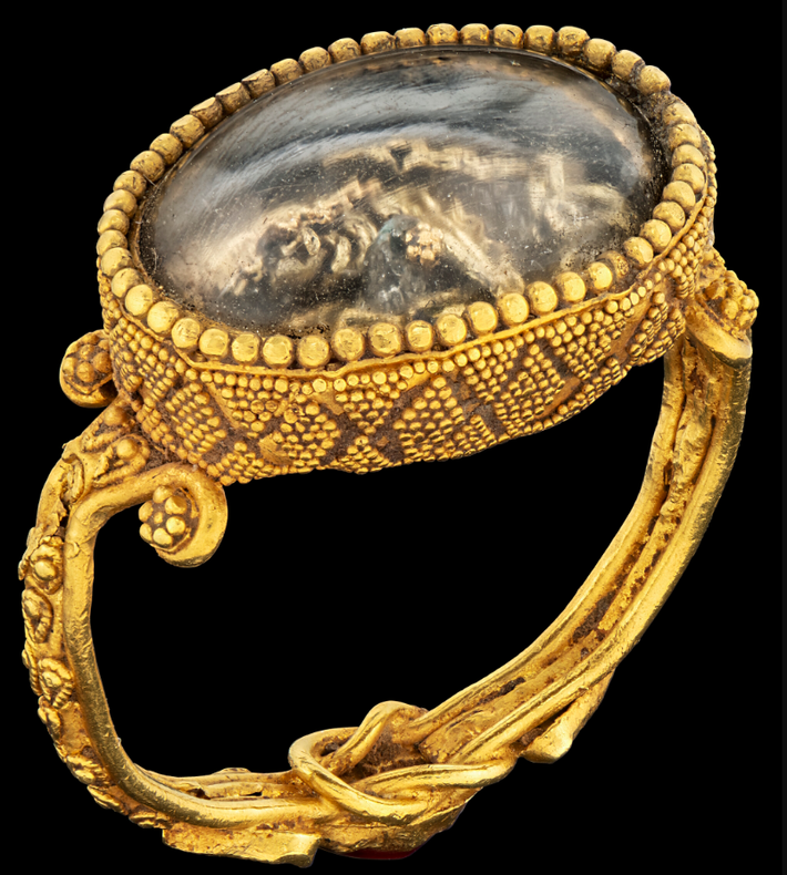 Các chi tiết độc đáo này nằm gọn trong khối vành hình hộp, phủ lớp vỏ pha lê hình vòm. Ảnh: @Bảo tàng J. Paul Getty.