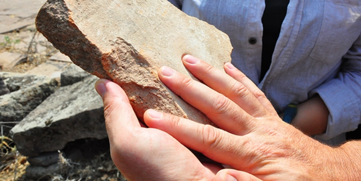 Đó là dấu tay của một người ước tính có niên đại khoảng 1.800 năm tuổi. Ảnh: @ Đại học Bayar.