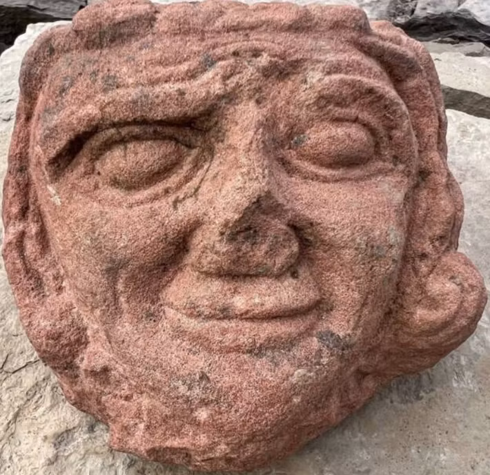 Đầu tượng được chạm khắc từ đá sa thạch đỏ đậm, có khả năng được khai thác từ đảo Eday. Ảnh: @Katie Joss.