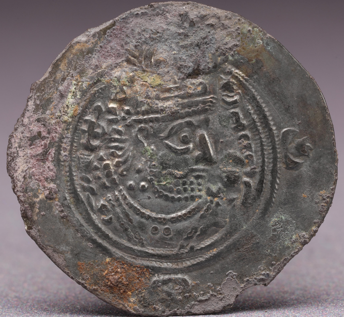 Các vật dụng cá nhân bao gồm một chiếc gương bát giác bằng đồng được trang trí bằng họa tiết hoa và chim, một chiếc trâm cài tóc bằng vàng và một chiếc lược vàng được chế tác bằng kỹ thuật chạm khắc và tạo hạt tinh xảo. Ảnh: @Viện Khảo cổ học tỉnh Thiểm Tây.