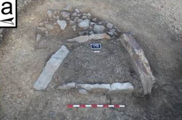 Các hiện vật như ghim bằng đồng và đồ gốm trong lăng mộ cho thấy, người quá cố là một người có địa vị cao. Ảnh: @Đại học Cádiz.