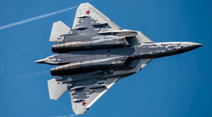 Mặc dù tập trung vào khả năng tàng hình, nhưng Su-57M1 vẫn giữ nguyên nền tảng vectơ lực đẩy ba chiều, mang lại khả năng cơ động tốt hơn so với hệ thống chỉ có chiều thẳng đứng của F-22 Raptor của Mỹ. Ảnh: @Next-Generation Future.