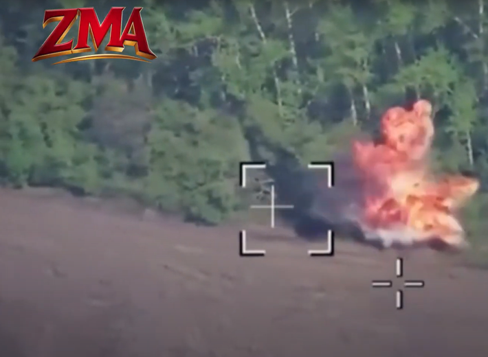 Kèm theo đó là đoạn video do Tiểu đoàn Hệ thống Máy bay Không người lái (UAV) của Trung đoàn Tấn công Độc lập 224 đăng tải cho thấy hai xe tăng Nga bị phá hủy bởi máy bay không người lái cảm từ (UAV). Ảnh: @Trung đoàn Tấn công Độc lập 224.