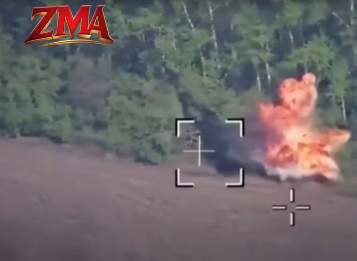 Kèm theo đó là đoạn video do Tiểu đoàn Hệ thống Máy bay Không người lái (UAV) của Trung đoàn Tấn công Độc lập 224 đăng tải cho thấy hai xe tăng Nga bị phá hủy bởi máy bay không người lái cảm từ (UAV). Ảnh: @Trung đoàn Tấn công Độc lập 224.