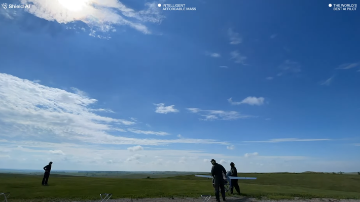 Trong quá trình sử dụng tại Ukraine, V-BAT đã chứng tỏ khả năng chống chịu tốt với tác chiến điện tử. Chỉ mất 30 phút để lắp ráp, tiếp nhiên liệu và chuẩn bị cho V-BAT cất cánh. Ngoài ra, V-BAT có thể cất cánh thẳng đứng, ngay cả từ những địa điểm không được chuẩn bị trước, điều này làm tăng tính linh hoạt trong sử dụng. Ảnh: @Shield AI.