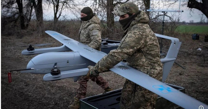 Trước đó không lâu, vào ngày 24/12, Lực lượng Quốc phòng Ukraine cũng thông báo đã tập kích thành công một kho chứa tàu không người lái khác của Nga tại Crimea. Chuỗi đòn đánh liên tiếp cho thấy Kiev đang ưu tiên làm suy yếu năng lực tác chiến không người lái của Moscow trên hướng Biển Đen.