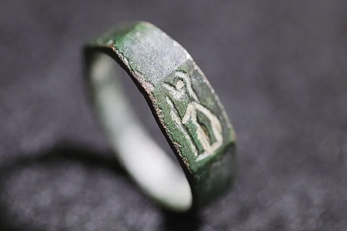 Điều đáng nói là chiếc nhẫn này có khắc hình nữ thần Minerva của văn hóa La Mã cổ đại, và chi tiết này đã thu hút sự quan tâm đáng kể của các nhà khảo cổ học. Ảnh: @Cơ quan Cổ vật Israel.