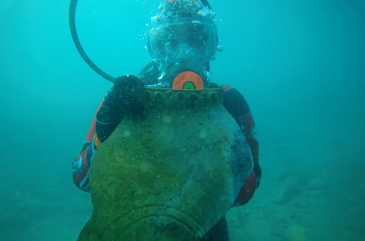 Ở khu vực đầu tiên, họ phát hiện nhiều công trình bằng gạch nung, bao gồm một công trình chứa cối xay đá - bằng chứng về một cối xay Thời Trung Cổ từng được sử dụng để xay ngũ cốc thành bột. Ảnh: @Viện Hàn lâm Khoa học Kyrgyzstan.