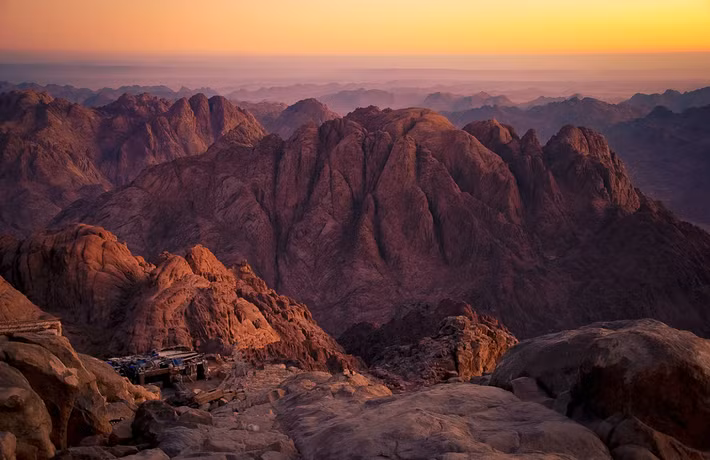 Một bức tranh khắc đá vừa được phát hiện tại Wadi Khamila, Nam Sinai, đã hé lộ những thông tin mới về nguồn gốc sự xâm chiếm của Ai Cập đối với khu vực này. Ảnh: @Đại học Bonn.