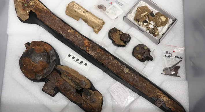 Ngôi mộ chiến binh thứ hai cũng chứa những đồ tùy táng có giá trị cao. Trong khi ngôi mộ thứ ba chứa một thanh kiếm đặc biệt từ thế kỷ thứ 10 Sau Công Nguyên, một chiếc vòng tay bạc và một dây cương ngựa được trang trí bằng tiền xu. Ảnh: @Hiệp hội Bảo tàng Hungary – Hội Pulszky.