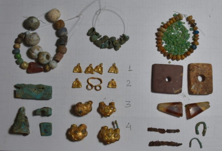 Trong số những món đồ trang sức được bảo quản trong hộp da có một chiếc vòng cổ với nhiều loại hạt và đôi bông tai vàng đính đá. Ảnh: @Viện Hàn lâm Khoa học Quốc gia Kazakhstan.