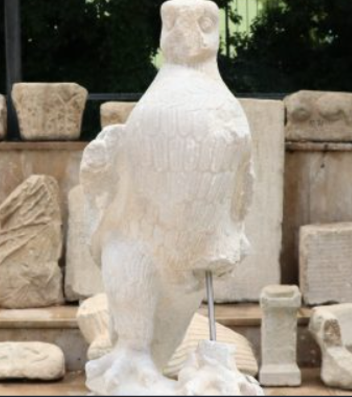 Trong hai bức tượng đại bàng này, thì một tượng đã bị vỡ phần cánh, và một tượng còn lại thì nguyên vẹn. Ảnh: @Đại học Dokuz Eylül Burak Yolaçan.