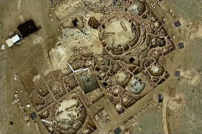 Đó là tàn tích đồ sộ có cấu trúc dạng hình tròn, ước tính có niên đại tới 11.000 năm tuổi, thuộc Thời Kỳ Đồ Đá Mới. Ảnh: @Bộ Văn hóa và Du lịch Thổ Nhĩ Kỳ.