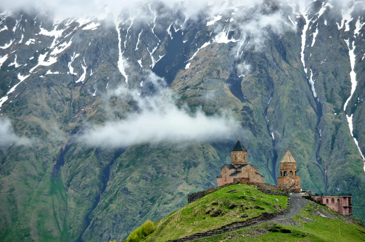 Trên đỉnh núi cao chót vót của dãy Caucasus, nơi những đồng cỏ núi cao giao thoa với những vùng tuyết phủ vĩnh cửu, các nhà khảo cổ học lần đầu tiên giới thiệu đến công chúng một phát hiện vừa bí ẩn vừa gợi lên nhiều cảm xúc. Ảnh: @Magomet Izhayev.