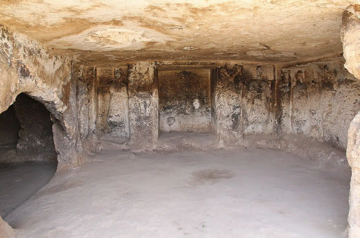 Tòa nhà này được cho là có liên kết với tín ngưỡng thờ cúng thiên văn cổ đại. Nổi tiếng với những bức phù điêu thiên văn trên vách tường và các phù điêu tôn giáo, bao gồm cả hình ảnh mặt trăng và mặt trời, địa điểm này được cho là một khu vực linh thiêng. Ảnh: @Tiến sĩ Süheyla İrem Mutlu.