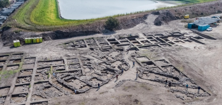 Đó là tàn tích của một thành phố cổ, ước tính có niên đại khoảng 5.000 năm tuổi. Thành phố cổ này được xây dựng trên quy mô diện tích 65 ha. Ảnh: @Cơ Quan Cổ Vật Israel.