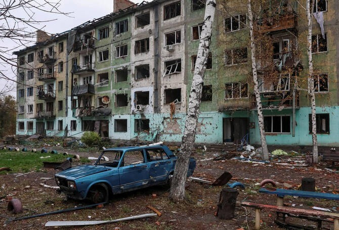 Kiev nhanh chóng bác bỏ tuyên bố của ông Putin. Trung úy Andriy Kovalenko, người đứng đầu Trung tâm Chống Thông tin Sai lệch Ukraine, khẳng định không có cuộc bao vây nào ở Pokrovsk hay Kupiansk, gọi đây là “chiến dịch tuyên truyền nhằm gây sức ép với phương Tây”. Tuy nhiên, với giao tranh lan rộng và tuyến hậu cần bị đe dọa, Pokrovsk có nguy cơ trở thành trận chiến then chốt tiếp theo ở miền Đông Ukraine.