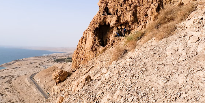 Một nhóm các nhà khảo cổ học đến từ Dự án Khảo sát Sa mạc Judea đã leo vào một hang động trên vách đá nhìn ra Biển Chết thì bất ngờ phát hiện sự việc kỳ lạ. Ảnh: @Dự án Khảo sát Sa mạc Judea.