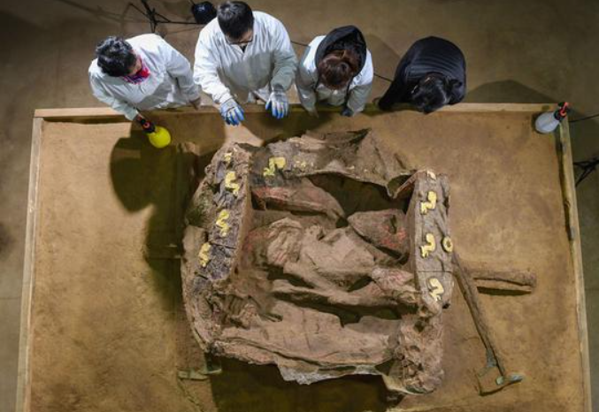 Chiếc xe kéo này có hai bánh để chở khách, vận hành nhờ sức kéo của người phía trước. Ảnh: @Viện Hàn lâm Khoa học Xã hội Trung Quốc.