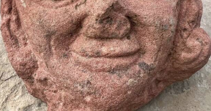 Chiếc đầu đá chạm khắc này cũng có một chiếc mũi bị gãy, điều này có thể tượng trưng cho một hành động phá hoại biểu tượng có chủ ý, nhưng cũng có thể chỉ đơn giản là kết quả của một tai nạn. Bất kể hoàn cảnh nào dẫn đến việc chiếc đầu này xuất hiện, phát hiện này vẫn là độc nhất vô nhị ở địa điểm tính tới thời điểm hiện tại. Ảnh: @Katie Joss.
