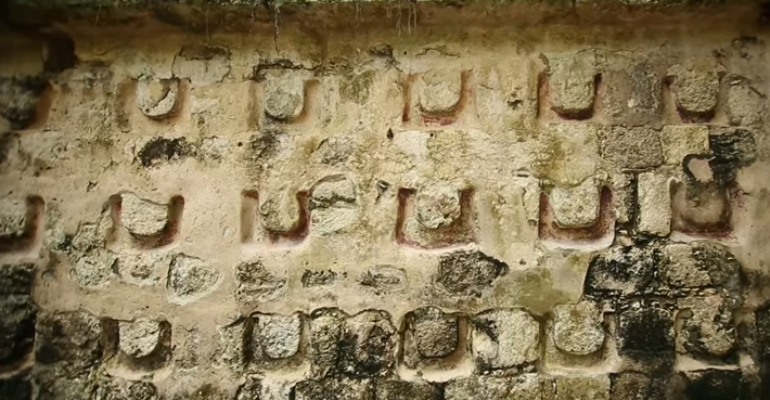 Thậm chí, các nhà khảo cổ còn tìm thấy nhiều di vật đồ gốm, bao gồm cả bình sơn và đồ gốm có công dụng hữu ích bên trong cung điện. Ảnh: @Viện Nhân chủng học và Lịch sử Quốc gia Mexico.