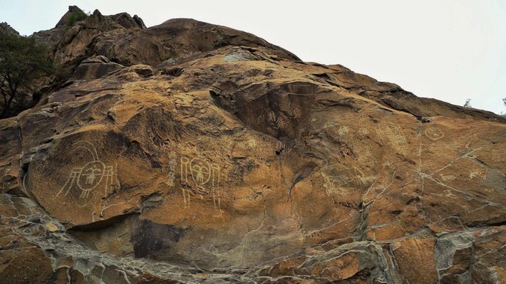 Dãy núi Helan trải dài 250 km là nơi có hơn 20.000 hình khắc đá cổ được tạo ra bởi những cư dân thời kỳ đồ đá cũ, họ sử dụng công cụ kim loại hoặc chất tạo màu khoáng để tạo nên. Ảnh: @Xinhua.