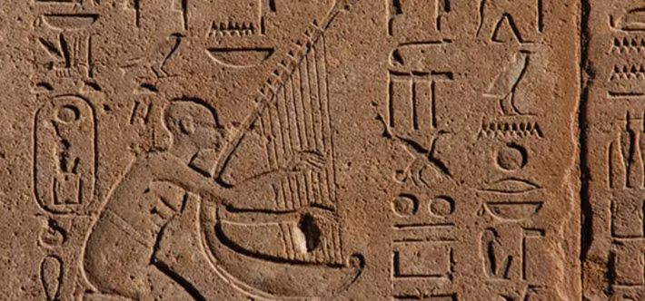 Hình ảnh cho thấy, người Ai Cập chơi nhiều loại nhạc cụ gõ và dây. Đàn hạc Ai Cập, sáo và kèn clarinet cũng được tìm thấy trên tường lăng mộ. Ảnh: @Hội Đồng Cổ Vật Tối Cao Ai Cập.