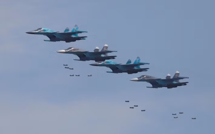 Khả năng mang vũ khí đặc biệt lớn của Su-34M cho phép nó mang theo các vũ khí phóng từ trên không cỡ lớn như bom FAB-3000 và tên lửa đạn đạo Kh-47M2. Điều này có thể mang lại cho ngành quốc phòng Triều Tiên những cơ hội đáng kể để phát triển tên lửa mới cho máy bay, bao gồm cả vũ khí mang đầu đạn hạt nhân. Ảnh: @ 19FortyFive.